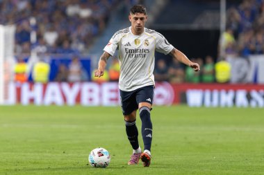 Oviedo, İspanya - 24 Ağustos 2025: Real Oviedo ve Real Madrid arasındaki lig maçı Oviedo şehrinde oynandı. Gerçek Madrid oyuncuları. 2025-2026 La Liga. Topla oynayan oyuncular.