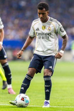 Oviedo, İspanya - 24 Ağustos 2025: Real Oviedo ve Real Madrid arasındaki lig maçı Oviedo şehrinde oynandı. Gerçek Madrid oyuncuları. 2025-2026 La Liga. Topla oynayan oyuncular.