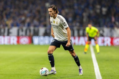 Oviedo, İspanya - 24 Ağustos 2025: Real Oviedo ve Real Madrid arasındaki lig maçı Oviedo şehrinde oynandı. Gerçek Madrid oyuncuları. 2025-2026 La Liga. Topla oynayan oyuncular.