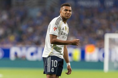 Oviedo, İspanya - 24 Ağustos 2025: Real Oviedo ve Real Madrid arasındaki lig maçı Oviedo şehrinde oynandı. Gerçek Madrid oyuncuları. 2025-2026 La Liga. Topla oynayan oyuncular.