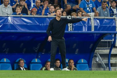 Oviedo, İspanya - 24 Ağustos 2025: Real Oviedo ve Real Madrid arasındaki lig maçı Oviedo şehrinde oynandı. Gerçek Madrid oyuncuları. 2025-2026 La Liga. Topla oynayan oyuncular.