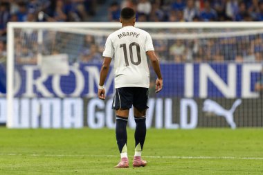 Oviedo, İspanya - 24 Ağustos 2025: Real Oviedo ve Real Madrid arasındaki lig maçı Oviedo şehrinde oynandı. Gerçek Madrid oyuncuları. 2025-2026 La Liga. Topla oynayan oyuncular.