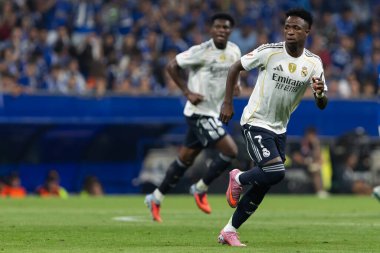 Oviedo, İspanya - 24 Ağustos 2025: Real Oviedo ve Real Madrid arasındaki lig maçı Oviedo şehrinde oynandı. Gerçek Madrid oyuncuları. 2025-2026 La Liga. Topla oynayan oyuncular.