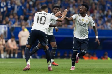 Oviedo, İspanya - 24 Ağustos 2025: Real Oviedo ve Real Madrid arasındaki lig maçı Oviedo şehrinde oynandı. Gerçek Madrid oyuncuları. 2025-2026 La Liga. Topla oynayan oyuncular.