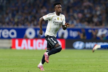 Oviedo, İspanya - 24 Ağustos 2025: Real Oviedo ve Real Madrid arasındaki lig maçı Oviedo şehrinde oynandı. Gerçek Madrid oyuncuları. 2025-2026 La Liga. Topla oynayan oyuncular.