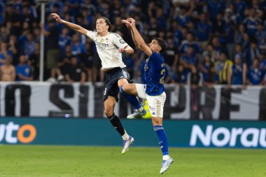 Oviedo, İspanya - 24 Ağustos 2025: Real Oviedo ve Real Madrid arasındaki lig maçı Oviedo şehrinde oynandı. Gerçek Madrid oyuncuları. 2025-2026 La Liga. Topla oynayan oyuncular.