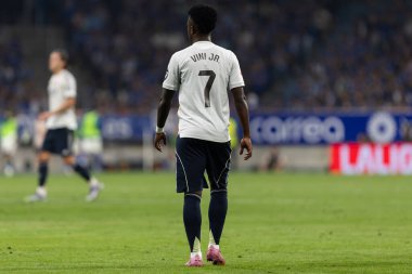 Oviedo, İspanya - 24 Ağustos 2025: Real Oviedo ve Real Madrid arasındaki lig maçı Oviedo şehrinde oynandı. Gerçek Madrid oyuncuları. 2025-2026 La Liga. Topla oynayan oyuncular.