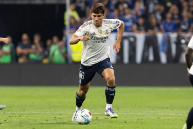 Oviedo, İspanya - 24 Ağustos 2025: Real Oviedo ve Real Madrid arasındaki lig maçı Oviedo şehrinde oynandı. Gerçek Madrid oyuncuları. 2025-2026 La Liga. Topla oynayan oyuncular.