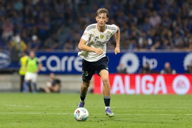 Oviedo, İspanya - 24 Ağustos 2025: Real Oviedo ve Real Madrid arasındaki lig maçı Oviedo şehrinde oynandı. Gerçek Madrid oyuncuları. 2025-2026 La Liga. Topla oynayan oyuncular.