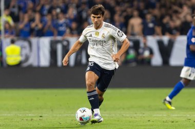 Oviedo, İspanya - 24 Ağustos 2025: Real Oviedo ve Real Madrid arasındaki lig maçı Oviedo şehrinde oynandı. Gerçek Madrid oyuncuları. 2025-2026 La Liga. Topla oynayan oyuncular.