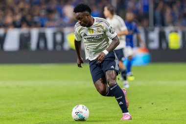 Oviedo, İspanya - 24 Ağustos 2025: Real Oviedo ve Real Madrid arasındaki lig maçı Oviedo şehrinde oynandı. Gerçek Madrid oyuncuları. 2025-2026 La Liga. Topla oynayan oyuncular.