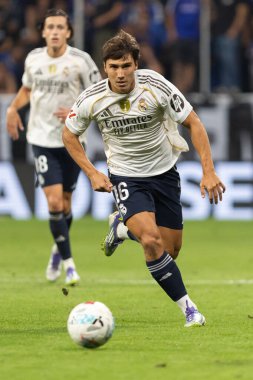 Oviedo, İspanya - 24 Ağustos 2025: Real Oviedo ve Real Madrid arasındaki lig maçı Oviedo şehrinde oynandı. Gerçek Madrid oyuncuları. 2025-2026 La Liga. Topla oynayan oyuncular.