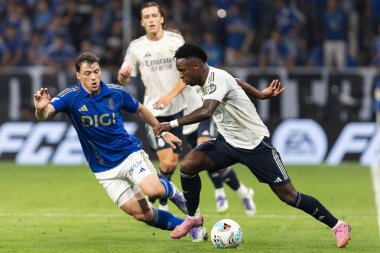 Oviedo, İspanya - 24 Ağustos 2025: Real Oviedo ve Real Madrid arasındaki lig maçı Oviedo şehrinde oynandı. Gerçek Madrid oyuncuları. 2025-2026 La Liga. Topla oynayan oyuncular.