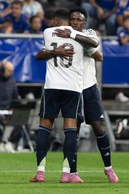 Oviedo, İspanya - 24 Ağustos 2025: Real Oviedo ve Real Madrid arasındaki lig maçı Oviedo şehrinde oynandı. Gerçek Madrid oyuncuları. 2025-2026 La Liga. Topla oynayan oyuncular.