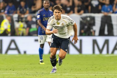 Oviedo, İspanya - 24 Ağustos 2025: Real Oviedo ve Real Madrid arasındaki lig maçı Oviedo şehrinde oynandı. Gerçek Madrid oyuncuları. 2025-2026 La Liga. Topla oynayan oyuncular.