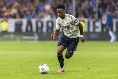 Oviedo, İspanya - 24 Ağustos 2025: Real Oviedo ve Real Madrid arasındaki lig maçı Oviedo şehrinde oynandı. Gerçek Madrid oyuncuları. 2025-2026 La Liga. Topla oynayan oyuncular.