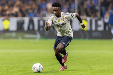 Oviedo, İspanya - 24 Ağustos 2025: Real Oviedo ve Real Madrid arasındaki lig maçı Oviedo şehrinde oynandı. Gerçek Madrid oyuncuları. 2025-2026 La Liga. Topla oynayan oyuncular.