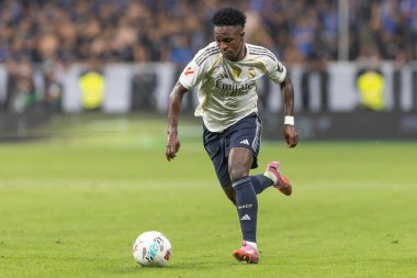 Oviedo, İspanya - 24 Ağustos 2025: Real Oviedo ve Real Madrid arasındaki lig maçı Oviedo şehrinde oynandı. Gerçek Madrid oyuncuları. 2025-2026 La Liga. Topla oynayan oyuncular.