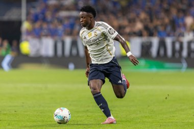 Oviedo, İspanya - 24 Ağustos 2025: Real Oviedo ve Real Madrid arasındaki lig maçı Oviedo şehrinde oynandı. Gerçek Madrid oyuncuları. 2025-2026 La Liga. Topla oynayan oyuncular.