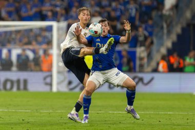 Oviedo, İspanya - 24 Ağustos 2025: Real Oviedo ve Real Madrid arasındaki lig maçı Oviedo şehrinde oynandı. Gerçek Madrid oyuncuları. 2025-2026 La Liga. Topla oynayan oyuncular.