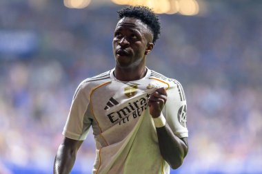 Oviedo, İspanya - 24 Ağustos 2025: Real Oviedo ve Real Madrid arasındaki lig maçı Oviedo şehrinde oynandı. Gerçek Madrid oyuncuları. 2025-2026 La Liga. Topla oynayan oyuncular.