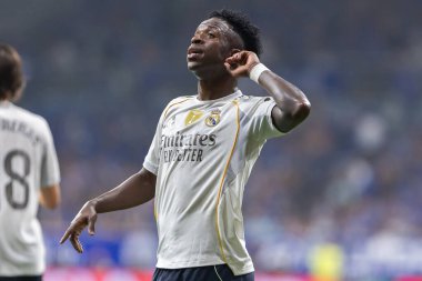 Oviedo, İspanya - 24 Ağustos 2025: Real Oviedo ve Real Madrid arasındaki lig maçı Oviedo şehrinde oynandı. Gerçek Madrid oyuncuları. 2025-2026 La Liga. Topla oynayan oyuncular.