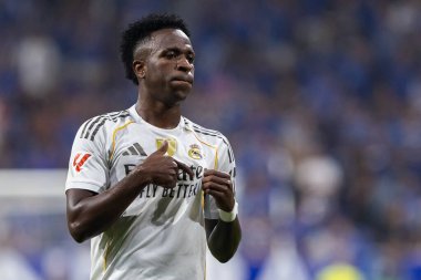 Oviedo, İspanya - 24 Ağustos 2025: Real Oviedo ve Real Madrid arasındaki lig maçı Oviedo şehrinde oynandı. Gerçek Madrid oyuncuları. 2025-2026 La Liga. Topla oynayan oyuncular.