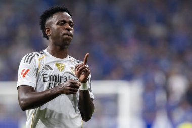 Oviedo, İspanya - 24 Ağustos 2025: Real Oviedo ve Real Madrid arasındaki lig maçı Oviedo şehrinde oynandı. Gerçek Madrid oyuncuları. 2025-2026 La Liga. Topla oynayan oyuncular.