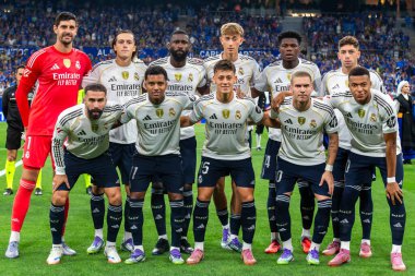 Oviedo, İspanya - 24 Ağustos 2025: Real Oviedo ve Real Madrid arasındaki lig maçı Oviedo şehrinde oynandı. Gerçek Madrid oyuncuları. 2025-2026 La Liga. Topla oynayan oyuncular.