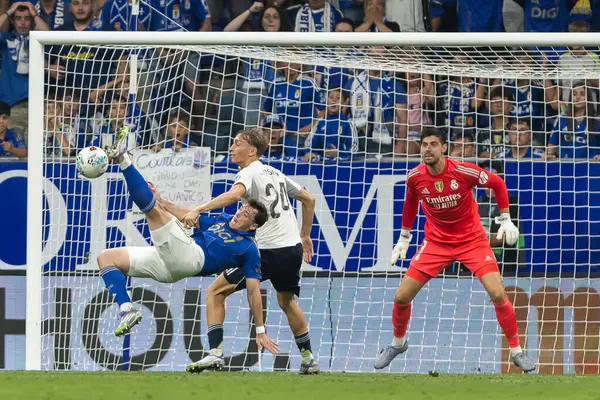 Oviedo, İspanya - 24 Ağustos 2025: Real Oviedo ve Real Madrid arasındaki lig maçı Oviedo şehrinde oynandı. Gerçek Madrid oyuncuları. 2025-2026 La Liga. Topla oynayan oyuncular.