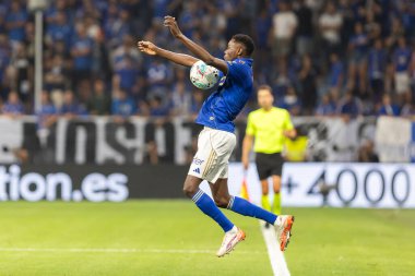 Oviedo, İspanya - 24 Ağustos 2025: Real Oviedo ve Real Madrid arasındaki lig maçı Oviedo şehrinde oynandı. Gerçek Oviedo oyuncuları. 2025-2026 La Liga. Topla oynayan oyuncular.