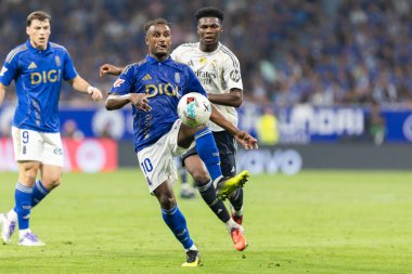 Oviedo, İspanya - 24 Ağustos 2025: Real Oviedo ve Real Madrid arasındaki lig maçı Oviedo şehrinde oynandı. Gerçek Oviedo oyuncuları. 2025-2026 La Liga. Topla oynayan oyuncular.