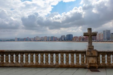 Gijon, İspanya: 13 Ağustos 2025: gün batımında Gijon Sahili. Yaz sonu. Sahilde gelgit var. Cantabrian Denizi. İspanyol plajları.