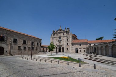 Avila şehrindeki Aziz Teresa Bazilikası. Azize Teresa 'nın heykeli bazilikanın önünde oturuyordu. Dini fotoğraf.