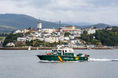 Ribadeo, İspanya - 13 Ağustos 2025. Ribadeo şehrinin nehir kıyısında sivil muhafızlar devriye geziyor. Devlet güvenlik güçleri ve cesetler. Sahil Güvenlik 'ten. Kıyı gözetimi.