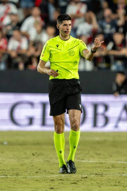 Madrid, İspanya - 31 Ağustos 2025: Rayo Vallecano ile FC Barcelona arasındaki La Liga maçı. Maç sırasında hakem Busquets Ferrer. EA Sports La Liga 2024-2025. Profesyonel lig.