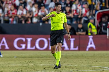 Madrid, İspanya - 31 Ağustos 2025: Rayo Vallecano ile FC Barcelona arasındaki La Liga maçı. Maç sırasında hakem Busquets Ferrer. EA Sports La Liga 2024-2025. Profesyonel lig.