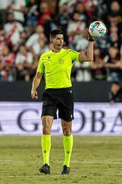 Madrid, İspanya - 31 Ağustos 2025: Rayo Vallecano ile FC Barcelona arasındaki La Liga maçı. Maç sırasında hakem Busquets Ferrer. EA Sports La Liga 2024-2025. Profesyonel lig.