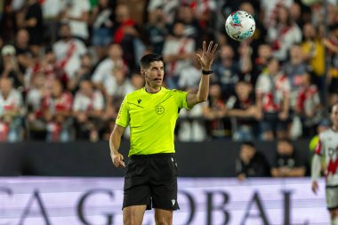 Madrid, İspanya - 31 Ağustos 2025: Rayo Vallecano ile FC Barcelona arasındaki La Liga maçı. Maç sırasında hakem Busquets Ferrer. EA Sports La Liga 2024-2025. Profesyonel lig.