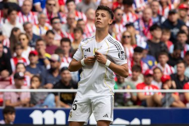 Madrid, İspanya - 27 Eylül 2025: Atletico Madrid ile Real Madrid arasındaki La Liga maçı İspanya 'nın başkentinde oynandı. Gerçek Madrid oyuncuları. Futbol müsabakası. EA Spor Ligi.