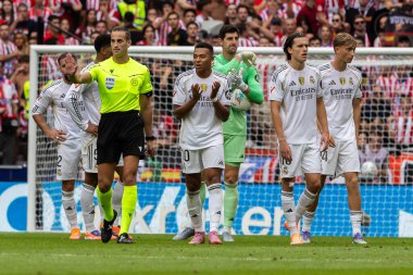 Madrid, İspanya - 27 Eylül 2025: Atletico Madrid ile Real Madrid arasındaki La Liga maçı İspanya 'nın başkentinde oynandı. Gerçek Madrid oyuncuları. Futbol müsabakası. EA Spor Ligi.