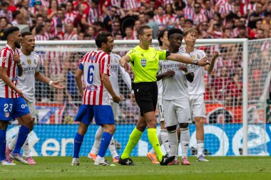 Madrid, İspanya - 27 Eylül 2025: Atletico Madrid ile Real Madrid arasındaki La Liga maçı İspanya 'nın başkentinde oynandı. Gerçek Madrid oyuncuları. Futbol müsabakası. EA Spor Ligi.