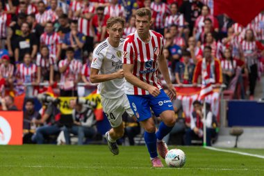 Madrid, İspanya - 27 Eylül 2025: Atletico Madrid ile Real Madrid arasındaki La Liga maçı İspanya 'nın başkentinde oynandı. Gerçek Madrid oyuncuları. Futbol müsabakası. EA Spor Ligi.
