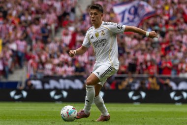 Madrid, İspanya - 27 Eylül 2025: Atletico Madrid ile Real Madrid arasındaki La Liga maçı İspanya 'nın başkentinde oynandı. Gerçek Madrid oyuncuları. Futbol müsabakası. EA Spor Ligi.