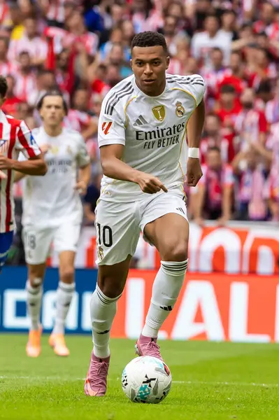 Madrid, İspanya - 27 Eylül 2025: Atletico Madrid ile Real Madrid arasındaki La Liga maçı İspanya 'nın başkentinde oynandı. Gerçek Madrid oyuncuları. Futbol müsabakası. EA Spor Ligi.