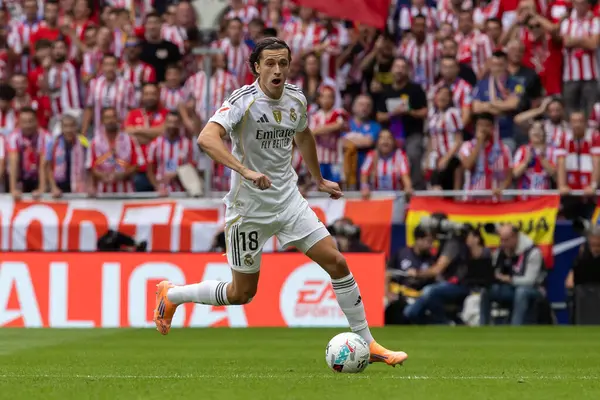 Madrid, İspanya - 27 Eylül 2025: Atletico Madrid ile Real Madrid arasındaki La Liga maçı İspanya 'nın başkentinde oynandı. Gerçek Madrid oyuncuları. Futbol müsabakası. EA Spor Ligi.