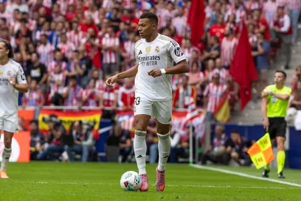 Madrid, İspanya - 27 Eylül 2025: Atletico Madrid ile Real Madrid arasındaki La Liga maçı İspanya 'nın başkentinde oynandı. Gerçek Madrid oyuncuları. Futbol müsabakası. EA Spor Ligi.