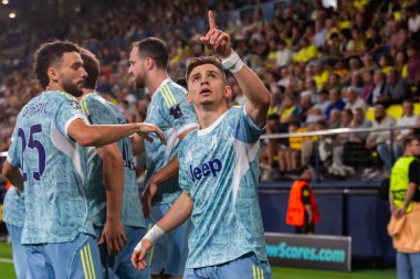 Villarreal, İspanya - 1 Ekim 2025: Villarreal FC ve Juventus Torino arasında Şampiyonlar Ligi maçı. Maç sırasında Juventus Torino oyuncuları. Yaşlı bayan..