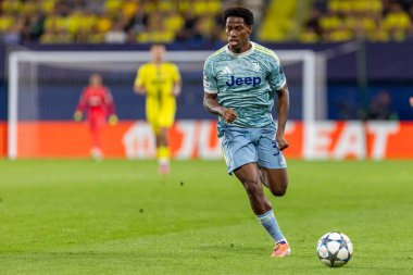 Villarreal, İspanya - 1 Ekim 2025: Villarreal FC ve Juventus Torino arasında Şampiyonlar Ligi maçı. Maç sırasında Juventus Torino oyuncuları. Yaşlı bayan..