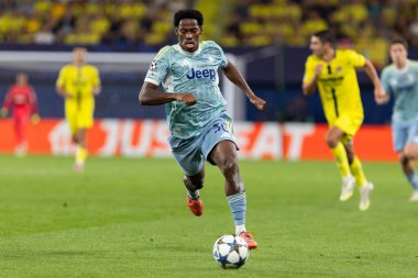 Villarreal, İspanya - 1 Ekim 2025: Villarreal FC ve Juventus Torino arasında Şampiyonlar Ligi maçı. Maç sırasında Juventus Torino oyuncuları. Yaşlı bayan..